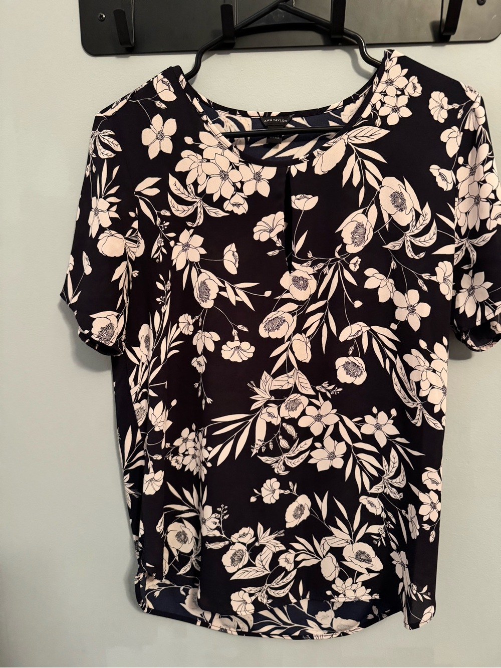 Ann Taylor Blue White Floral Short-Sleeve Blouse